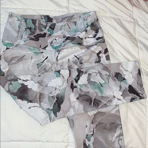 Apana patterned cropped leggings